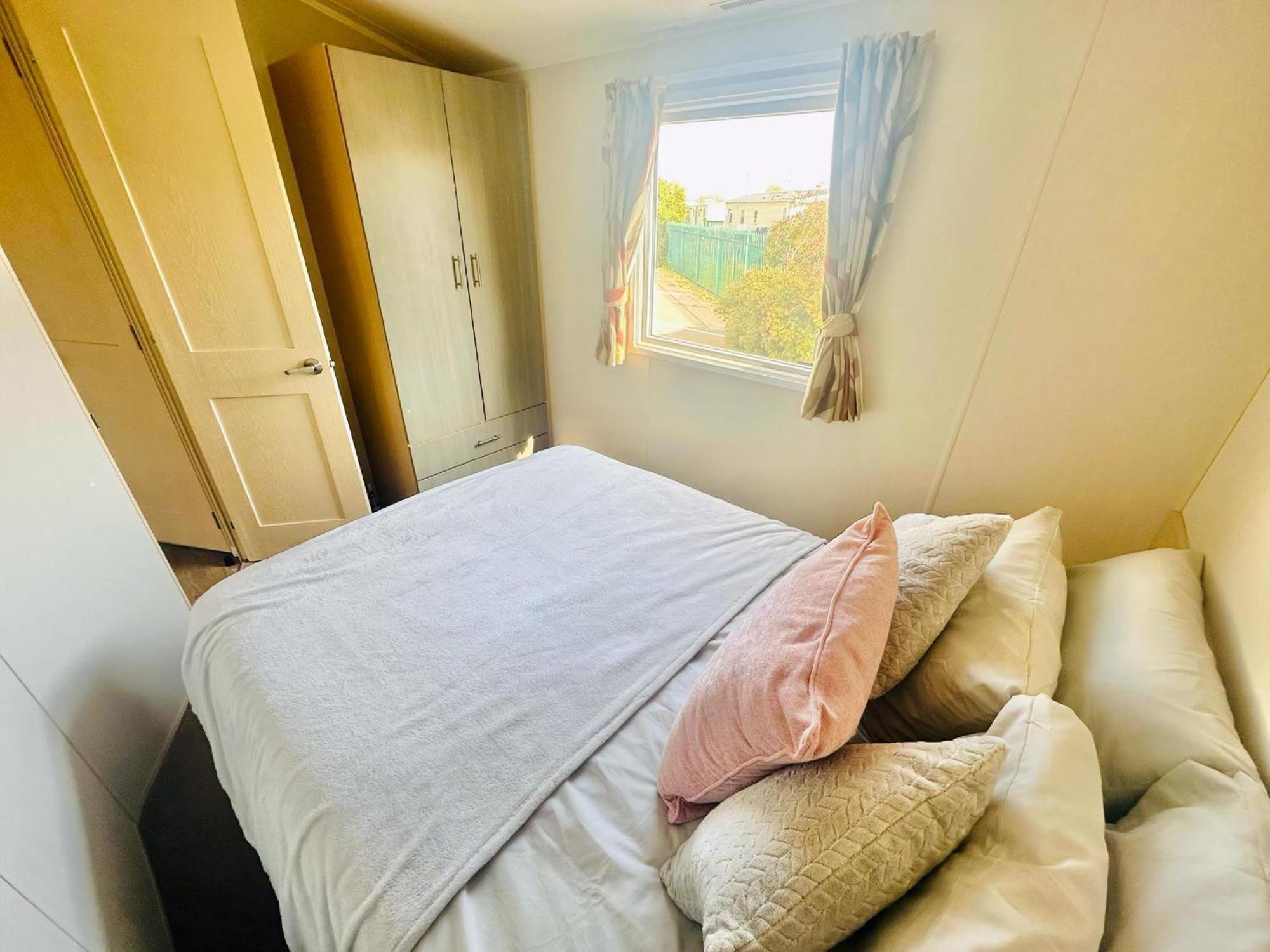 Great 8 Berth Caravan For Hire At Seawick Holiday Park In Essex Ref 27227Sw Clacton-on-Sea Exterior foto