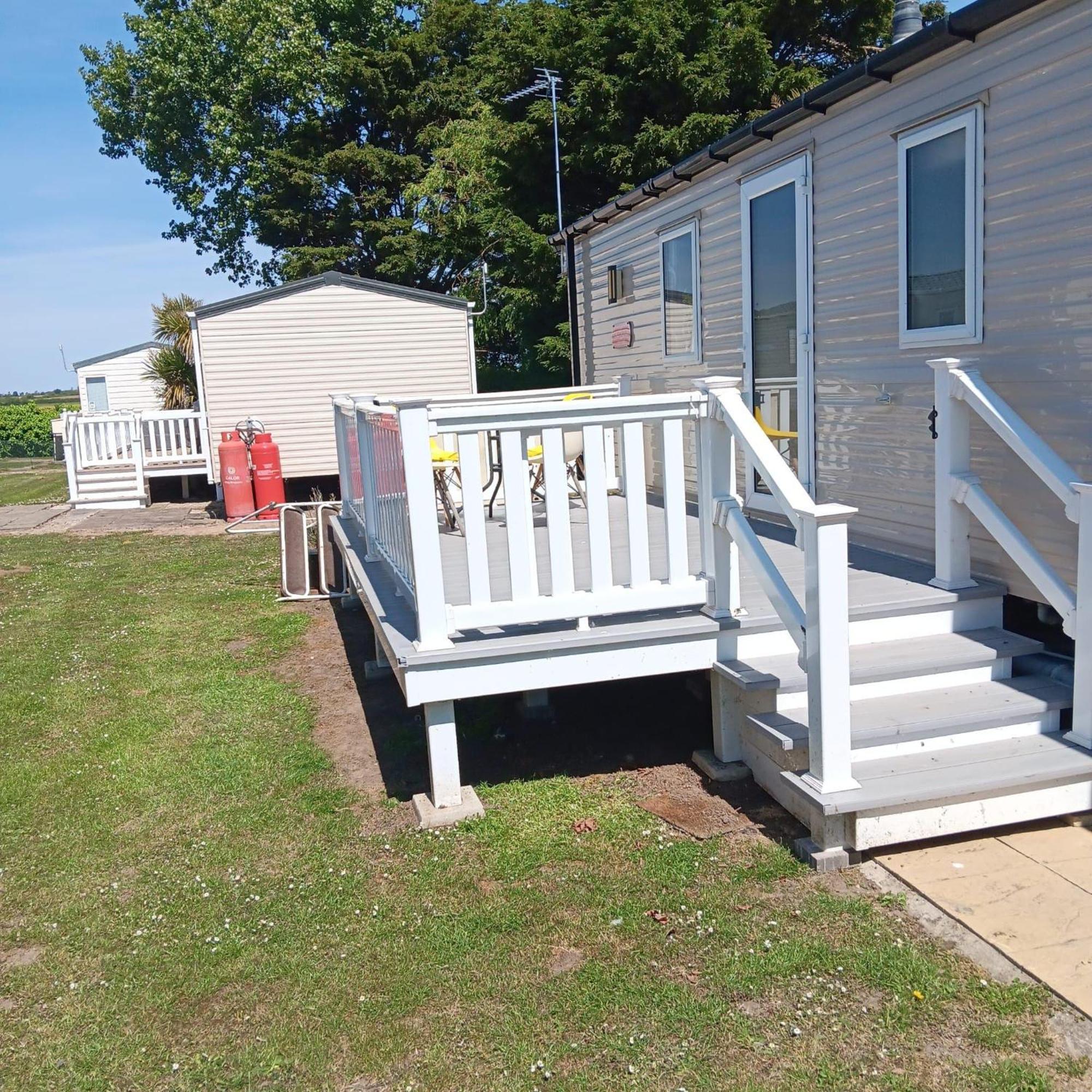 Great 8 Berth Caravan For Hire At Seawick Holiday Park In Essex Ref 27227Sw Clacton-on-Sea Exterior foto
